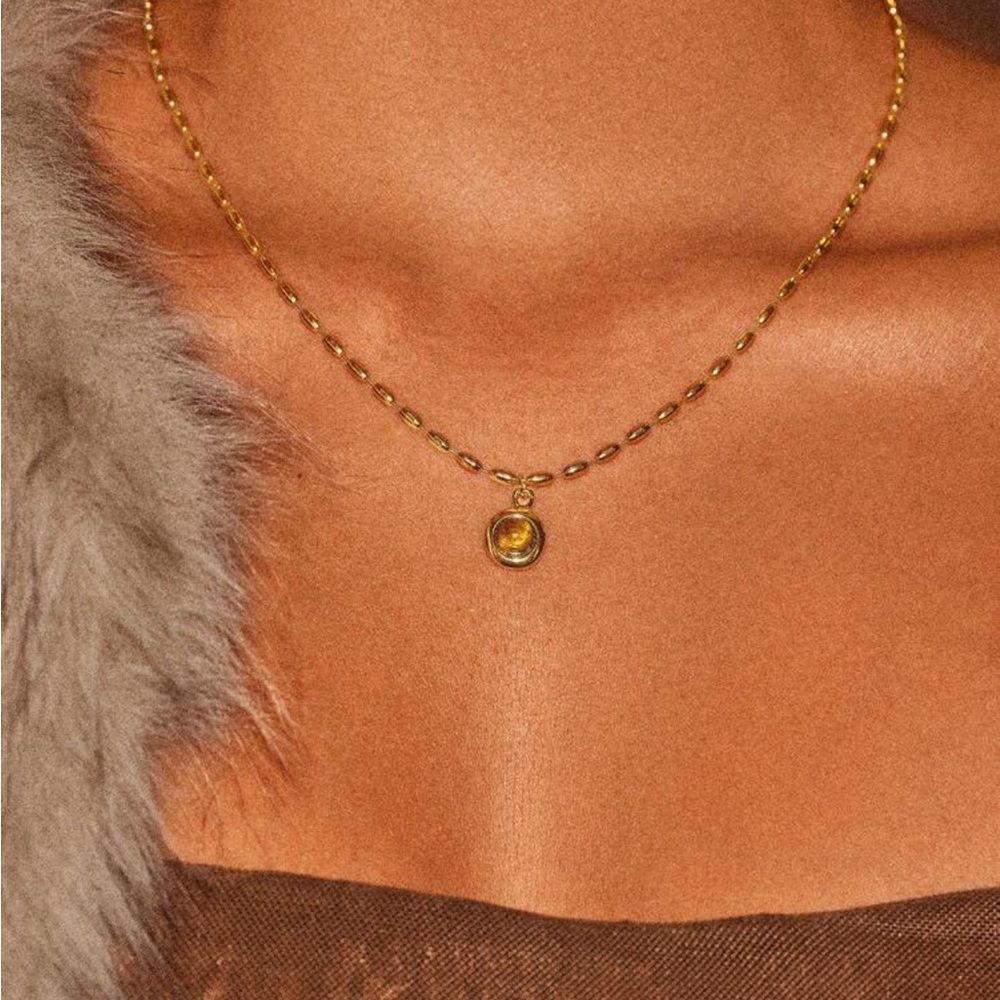 Elegant Gold Pendant Necklace R132